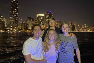 Crucero privado nocturno y al atardecer en Miami con vistas al skyline
