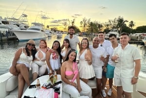 ⭐️⭐️⭐️⭐️⭐️ Private 🛥️ Yacht Rentals ⏰ 4h 🍾 Champagne gift