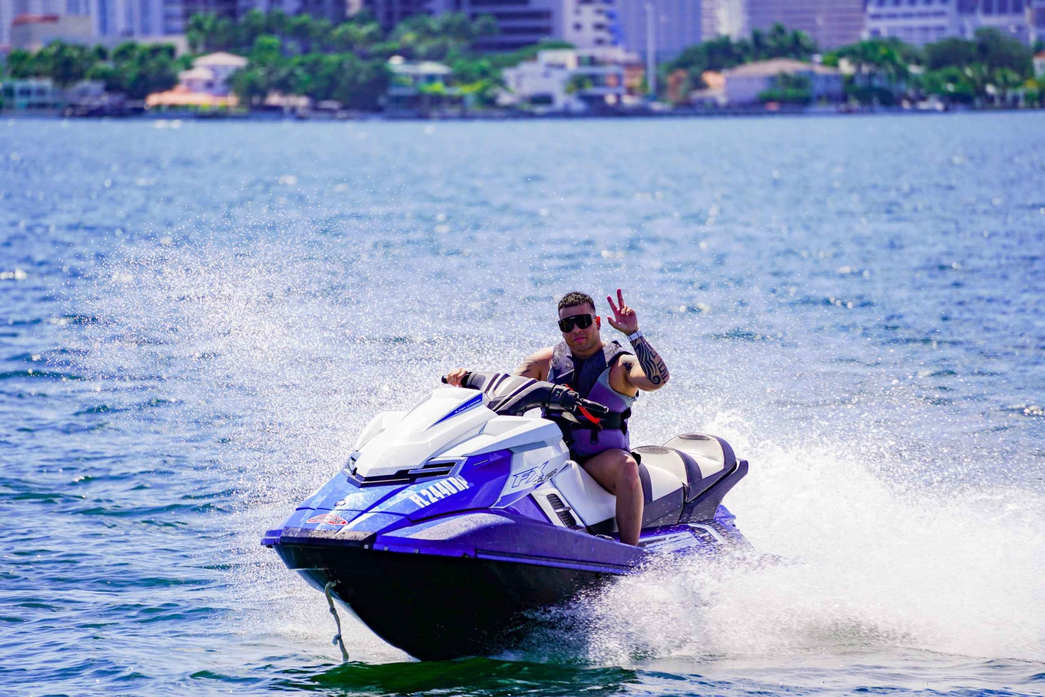 Cavalca le onde della baia di Miami con le nuovissime moto d'acqua