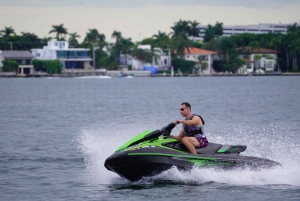 Surfez sur les vagues de la baie de Miami avec des jet-skis flambant neufs.