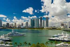 Båttur i Miamis skyline - utsikt över vattnet vid Biscayne Bay