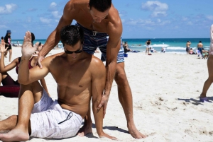 Joga o wschodzie słońca na plaży w Miami Beach