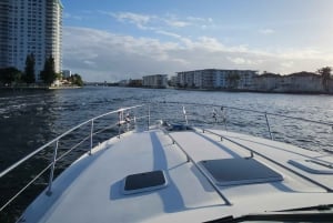 Yacht cruise Biscayne Bay, Miami Beach and Sand bar. 40Ft
