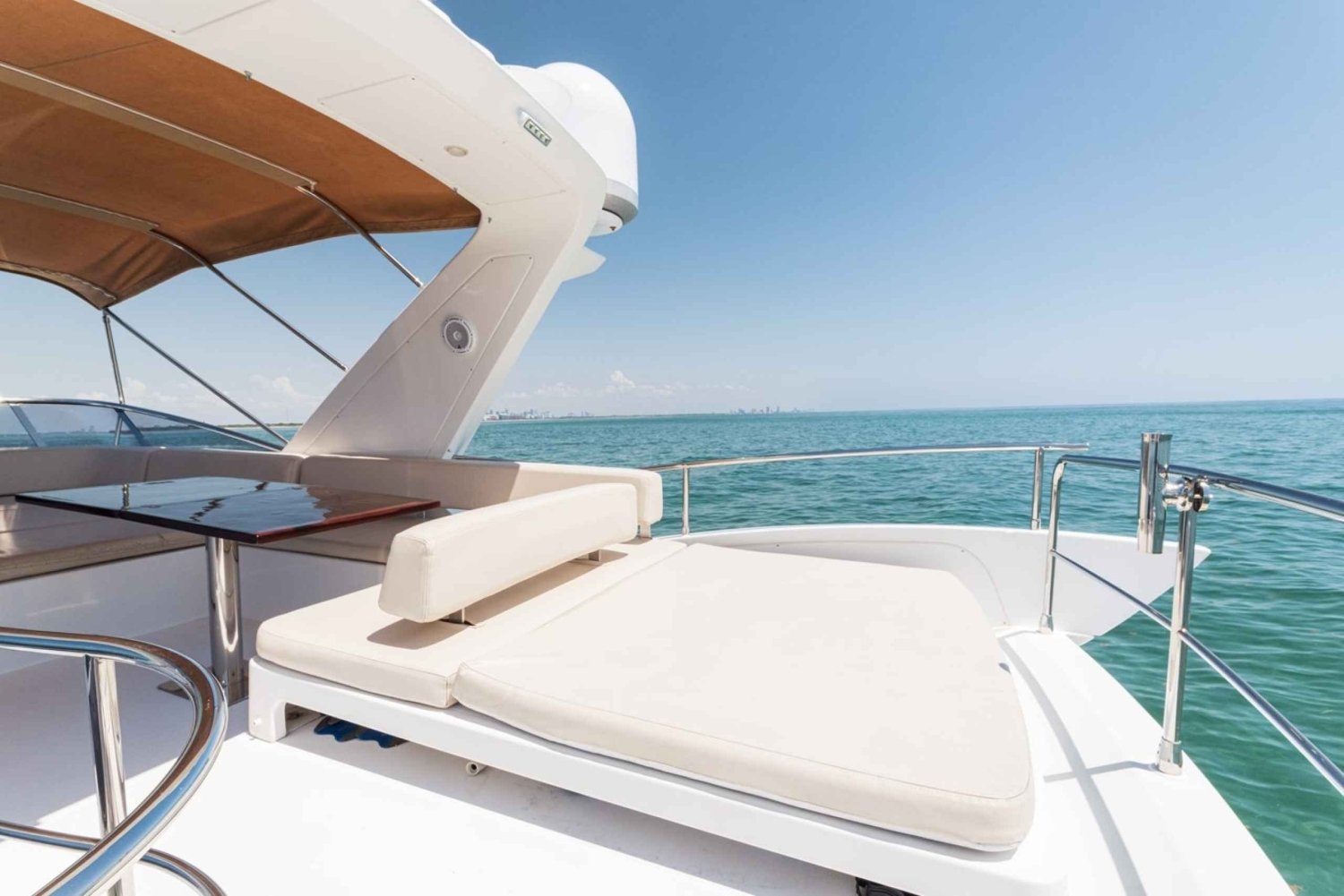 Yachttour rund um Miami privat mit Kapitän Salty auf See