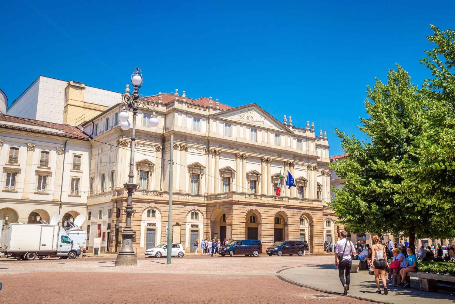 Best of Milan: 3 Icons Tour in 40 Languages + Hop On Hop Off