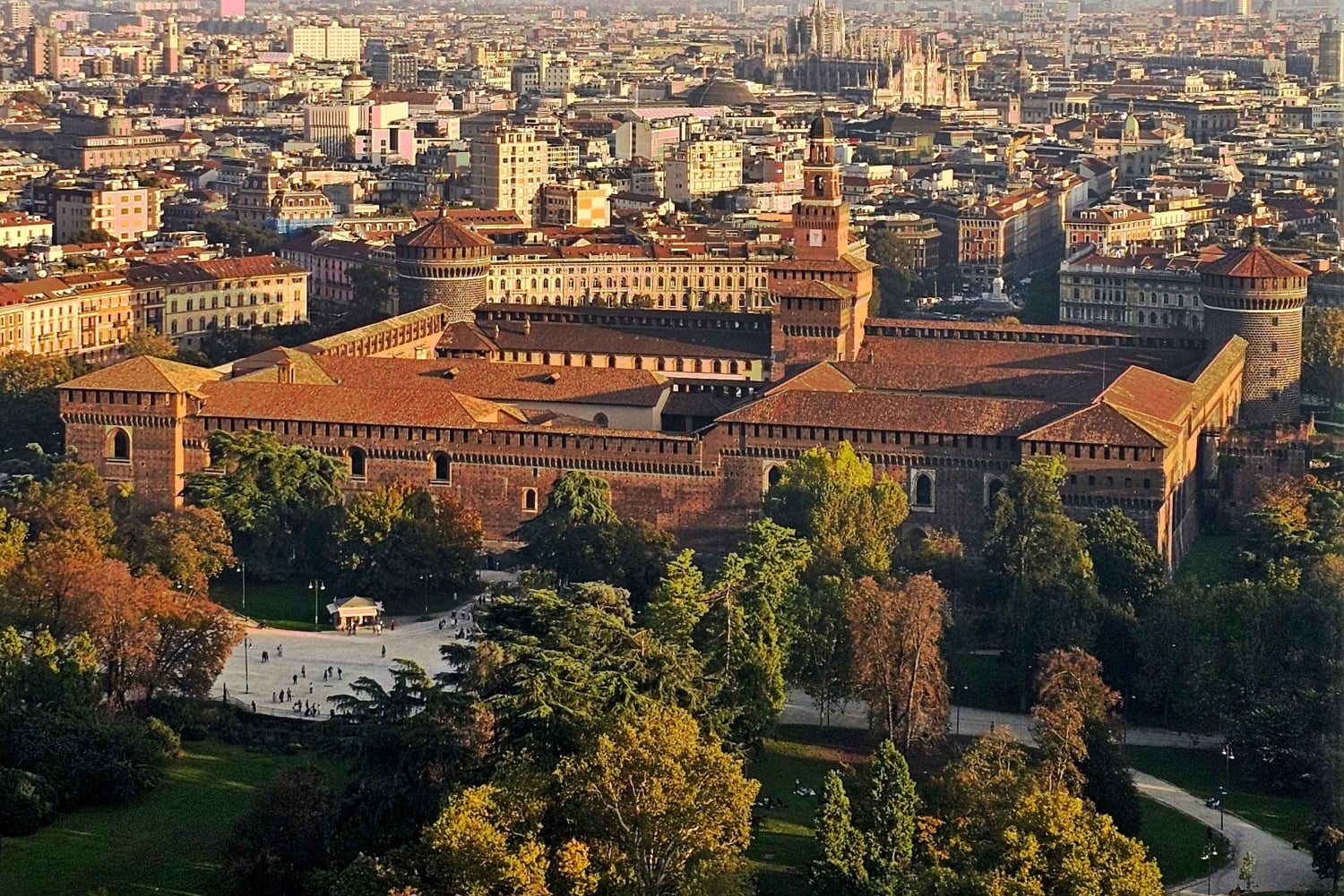 Visita guiada à Torre Branca e ao Castelo Sforza