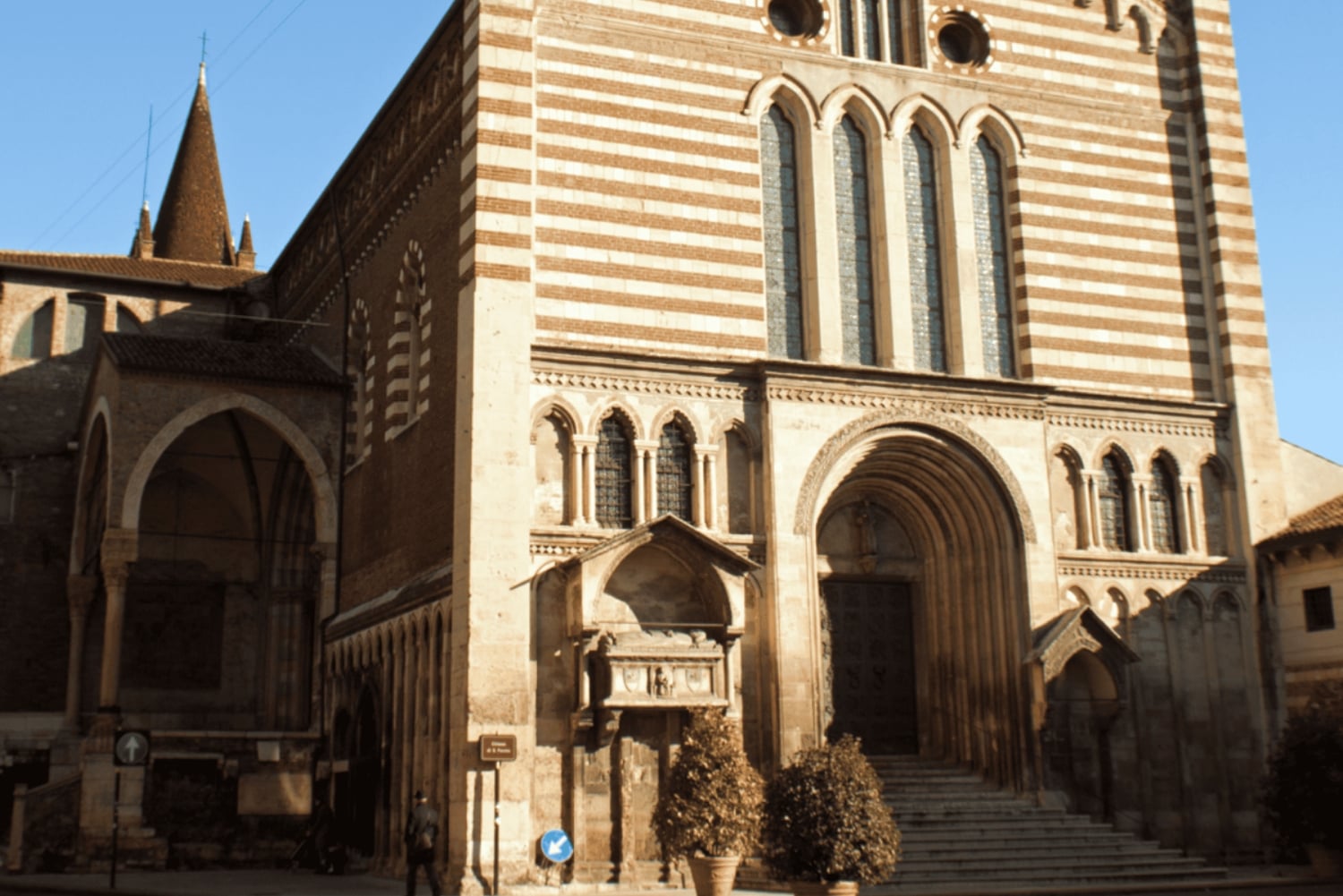 ミラノから電車で：ヴェローナのセルフガイドツアー