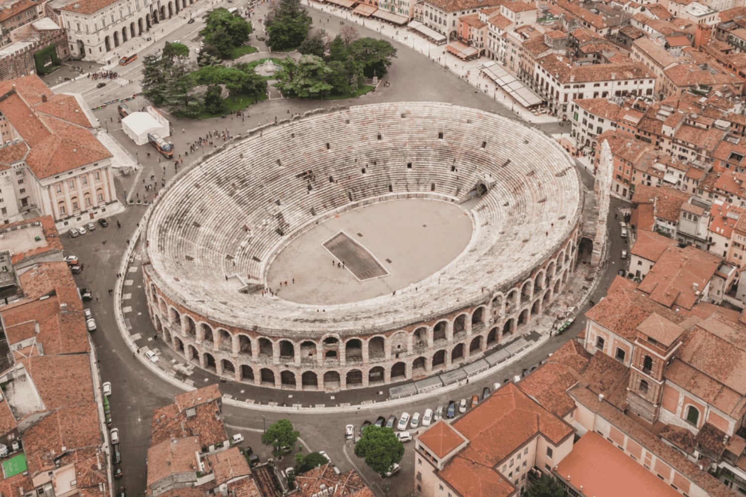 ミラノから電車で：ヴェローナのセルフガイドツアー