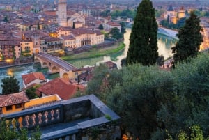 ミラノから電車で：ヴェローナのセルフガイドツアー