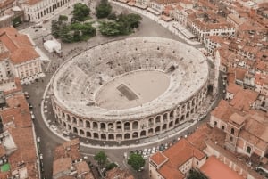 ミラノから電車で：ヴェローナのセルフガイドツアー