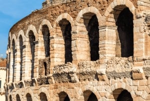 ミラノから電車で：ヴェローナのセルフガイドツアー
