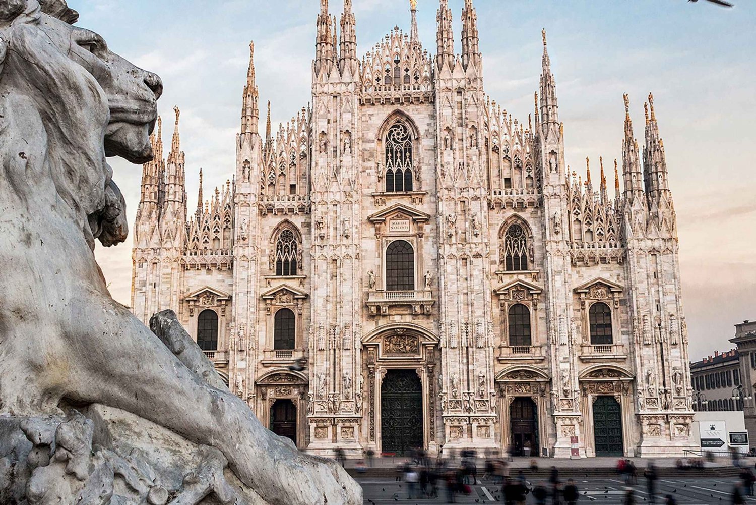 Milan: Duomo Cathedral Entry Ticket and Rooftop Tour