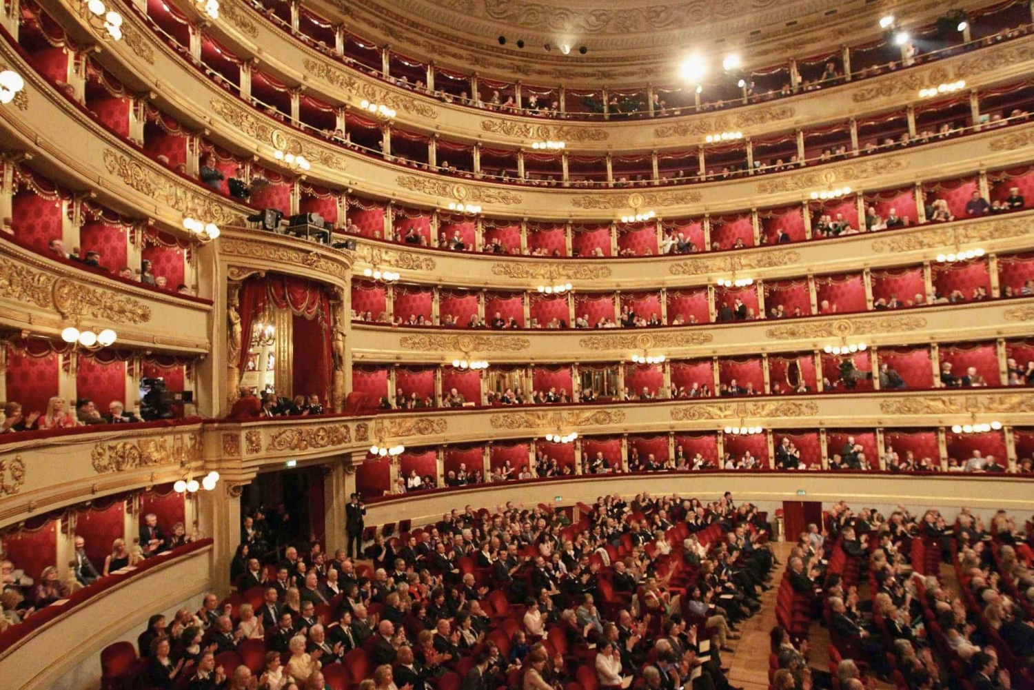 La Scala Theatre & Museum Tour Plus Walking Tour