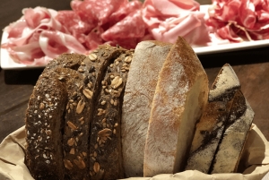 Milan: Aperitivo with Tasting Plate & Glass of Wine