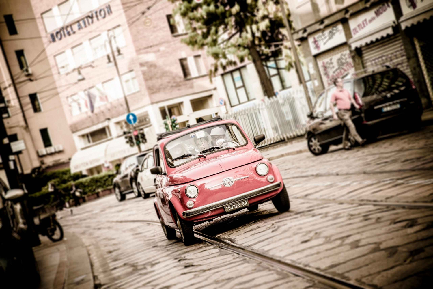 Milan: BIG CentralCityTour by Vintage Fiat 500 (3hs, 3stops)