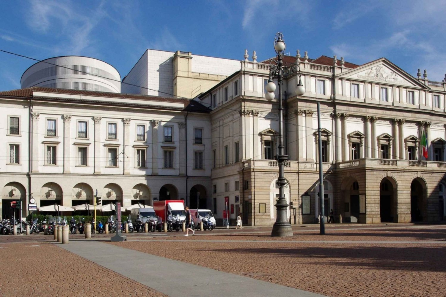 Milan: Skip-the-Line Duomo & La Scala Museum Guided Tour
