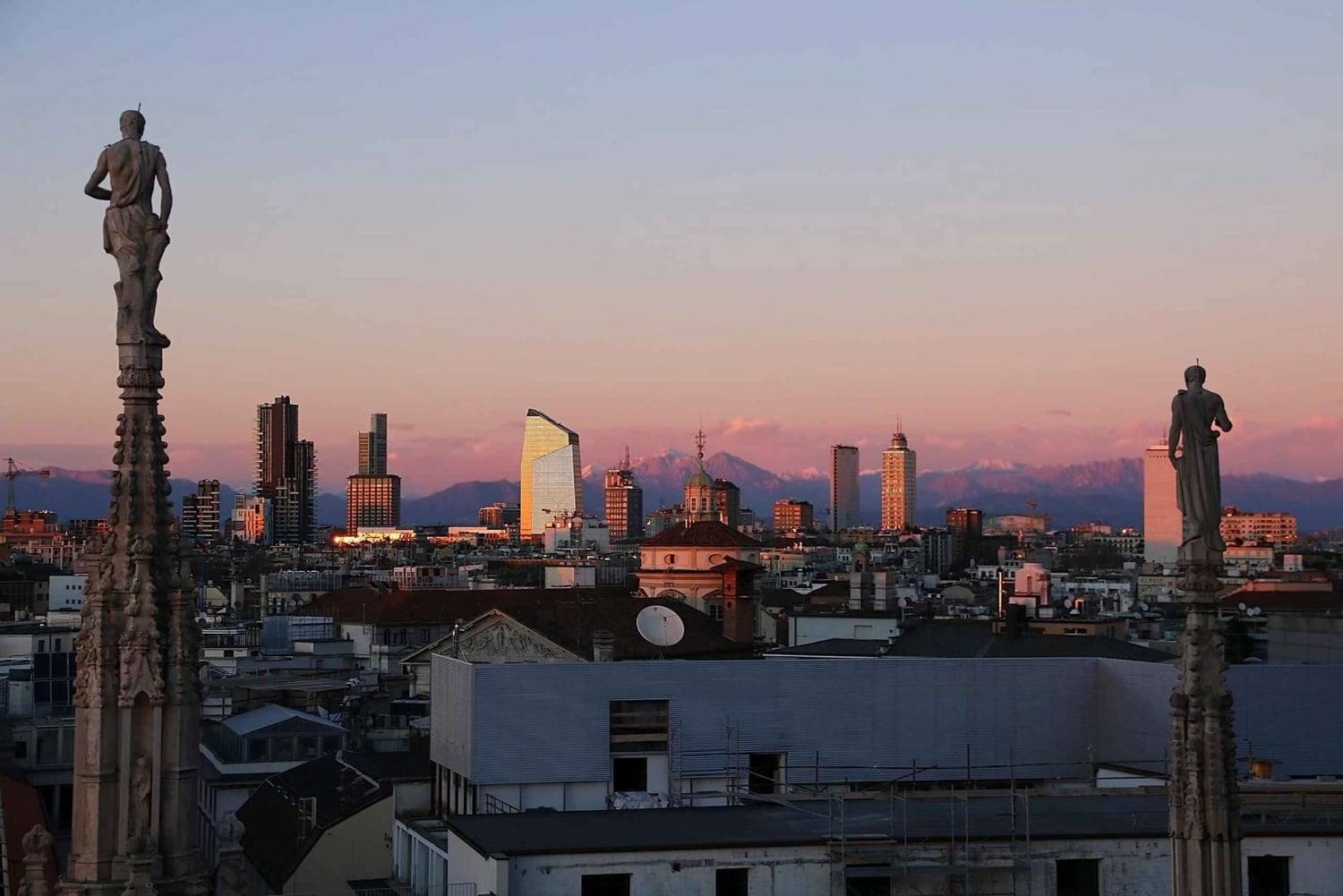 Milan: Express Walk with a Local in 90 minutes