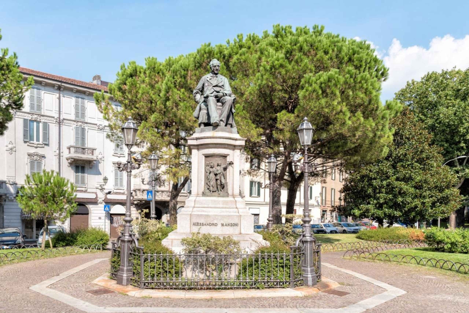 Privat familjepromenad i Milano: torg och slott