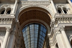 Privat familjepromenad i Milano: torg och slott