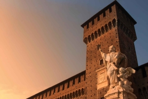 Privat familjepromenad i Milano: torg och slott