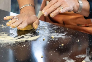 Milano: Fresh pasta and tiramisu course with wine and appetizer