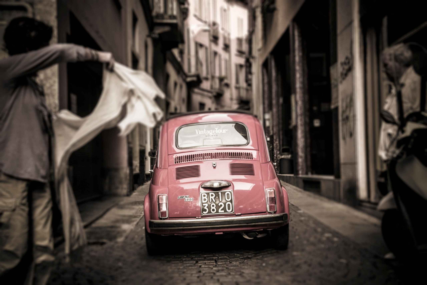 Milan: Grand Tour by Vintage Red Fiat 500 (4 Hs, 4 stops)