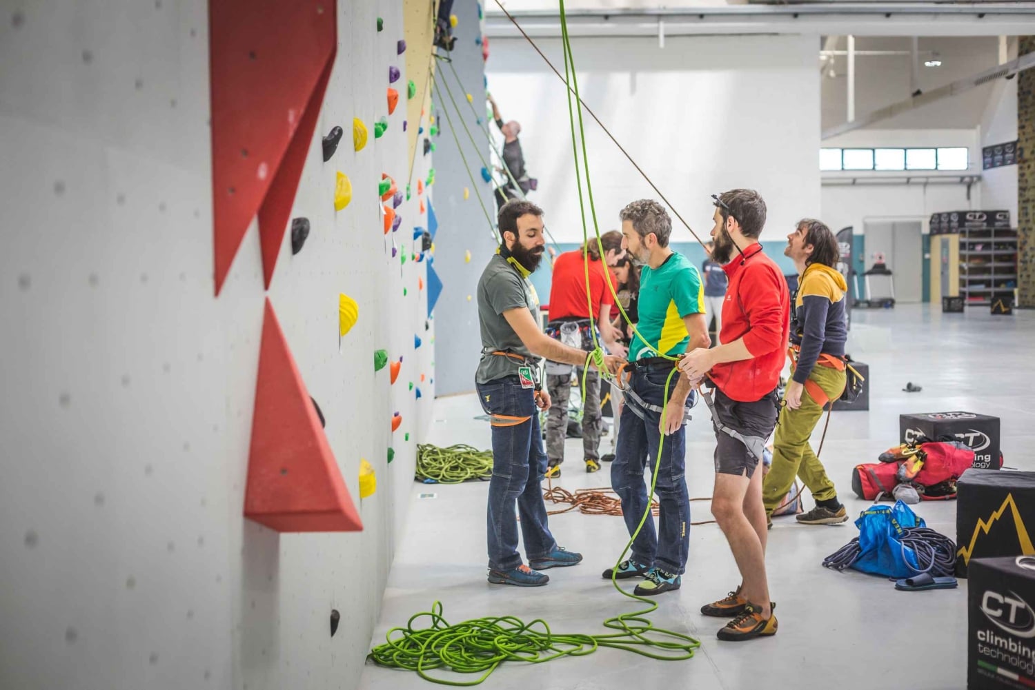 Milan: Indoor Climbing Adventure with Instructor Support