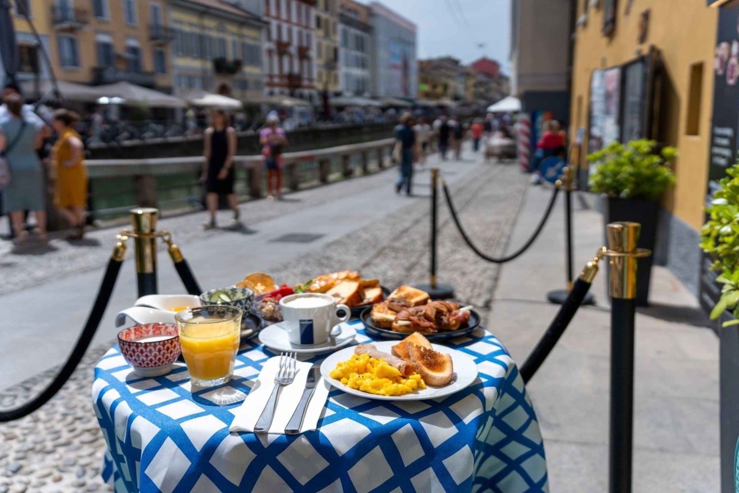 Mailand: Naviglio Grande Kanalrundfahrt mit Brunch