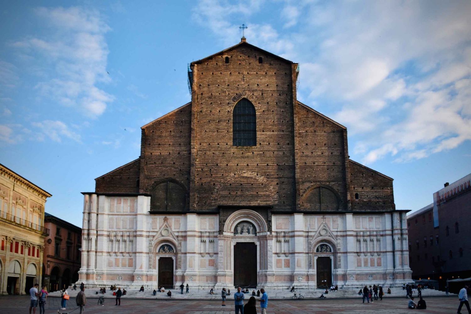 Milan: Private Day Trip to Bologna with Sightseeing Tour