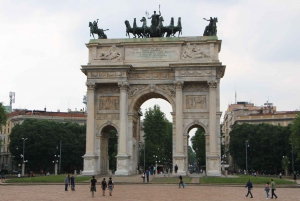 Milan: Private Sightseeing & Shopping Tour with a Local