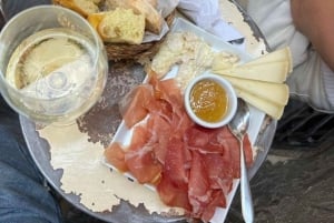 Milan: Private Sunset Picnic with Italian Aperitivo