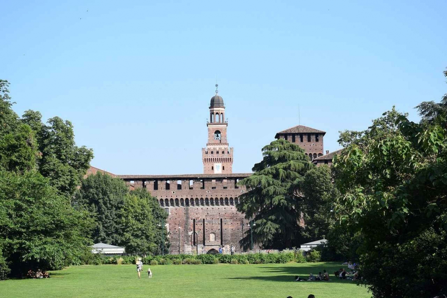 Milan: Sforza Castle and Parco Sempione Private Walking Tour