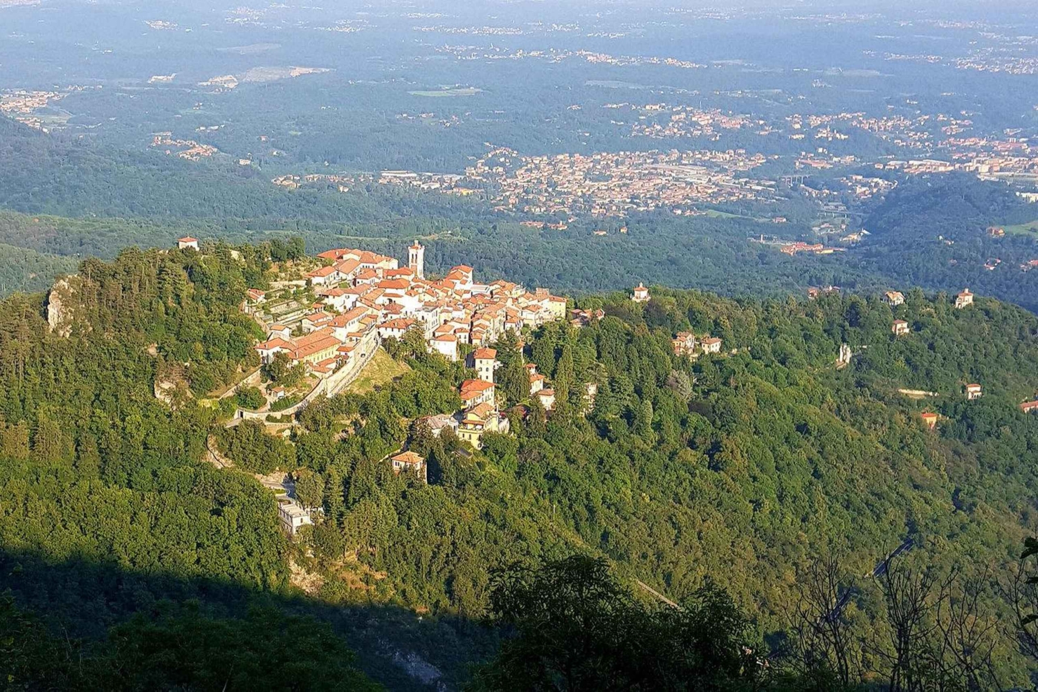 ミラノ発ヴァレーゼツアー：宮殿と聖なる丘をご案内します