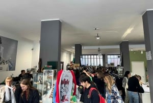 Milan: Tote Bag Painting in a vintage store