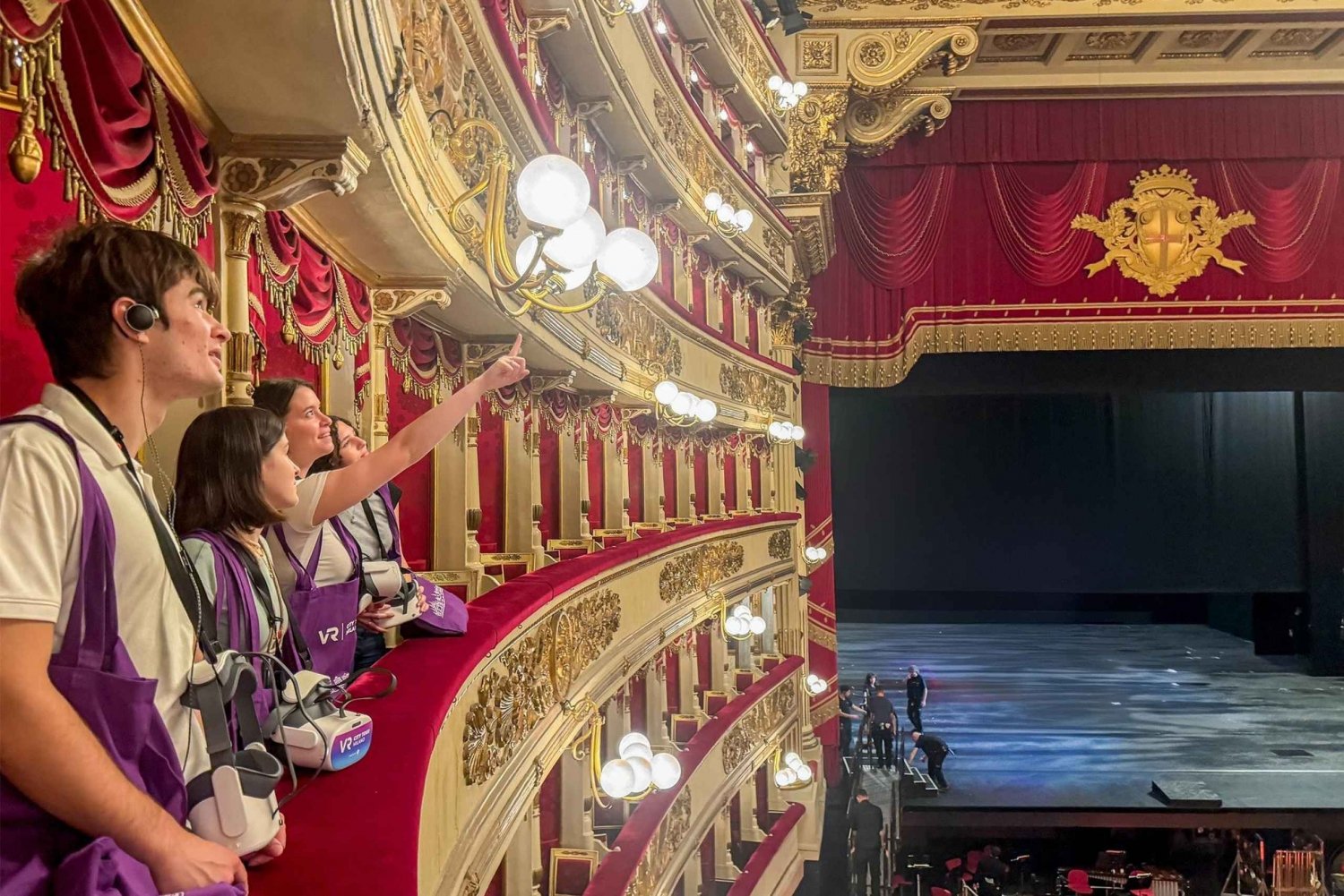 Milan: Guided Walking Tour with VR & La Scala Theater Visit