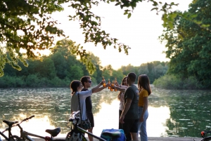Milano: bike tour with picnic on the lake
