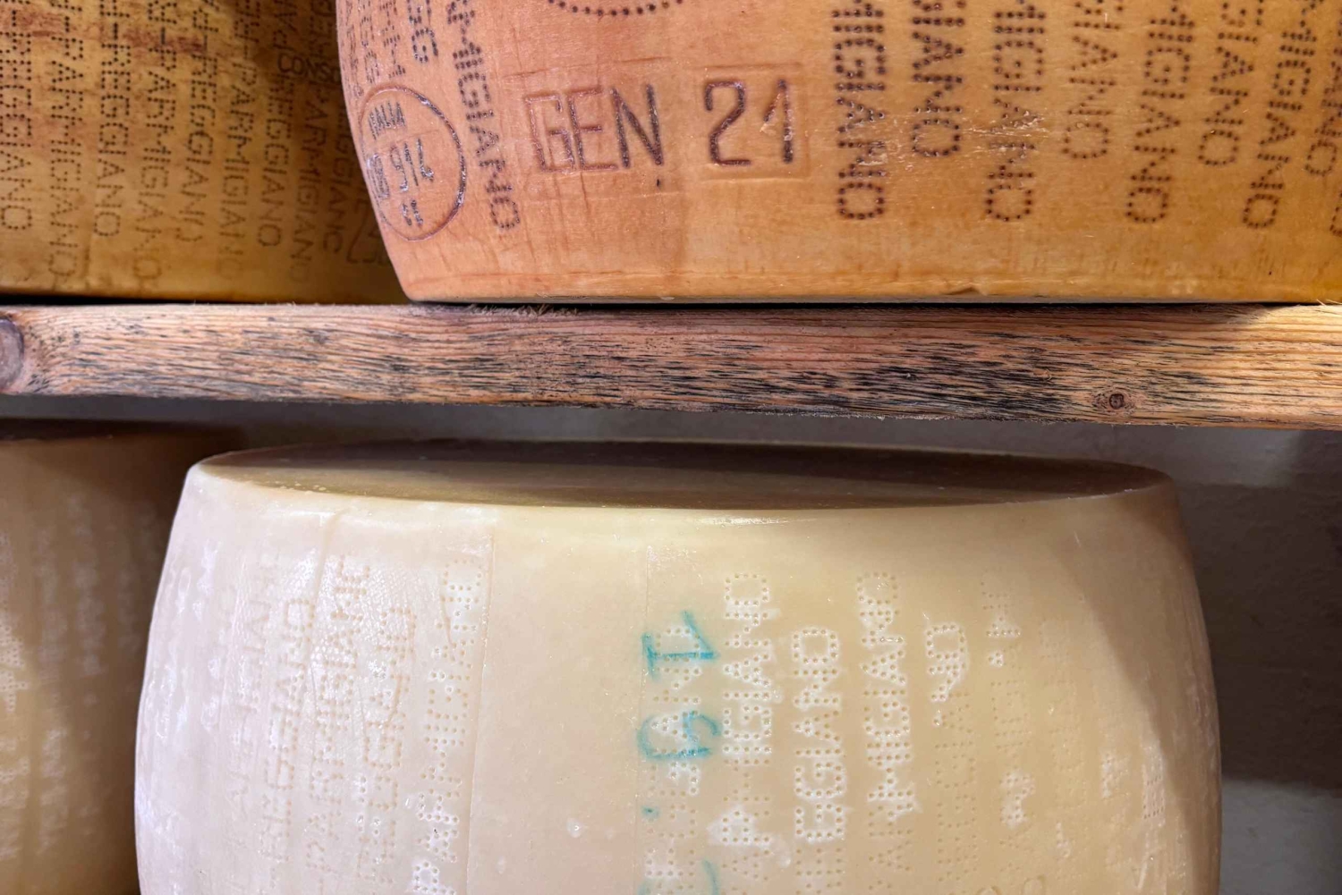 パルマ フード ツアー: パルミジャーノ レッジャーノとパルマ産プロシュート