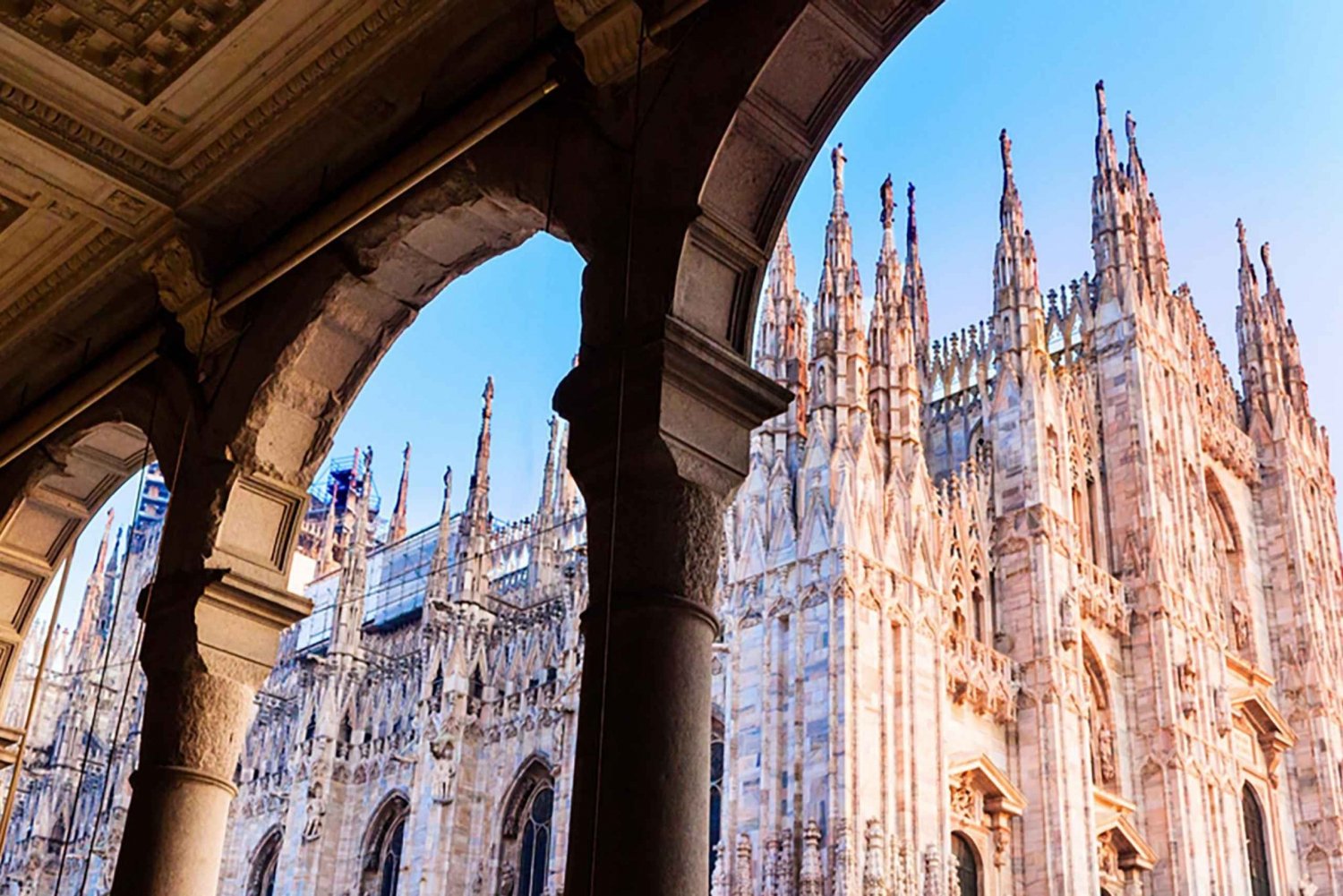 Skyward Soiree: Odkrywanie Duomo i panoramiczne cuda na dachu