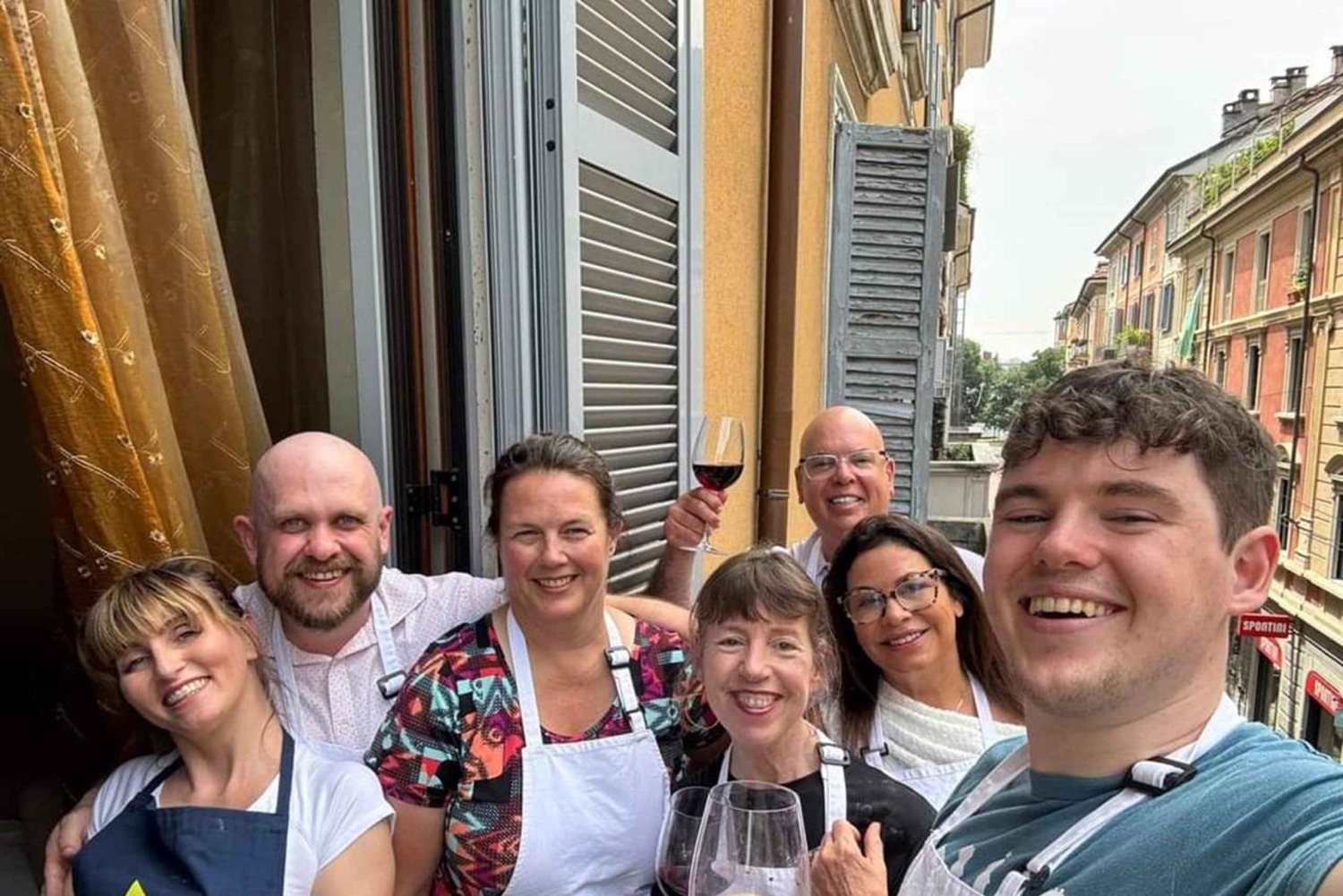 Cours de cuisine en petit groupe dans une maison milanaise typique