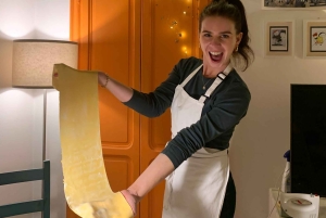 Cours de cuisine en petit groupe dans une maison milanaise typique