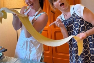 Cours de cuisine en petit groupe dans une maison milanaise typique