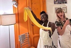 Cours de cuisine en petit groupe dans une maison milanaise typique