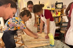 Cours de cuisine en petit groupe dans une maison milanaise typique