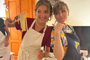 Cours de cuisine en petit groupe dans une maison milanaise typique