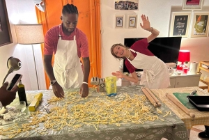 Cours de cuisine en petit groupe dans une maison milanaise typique