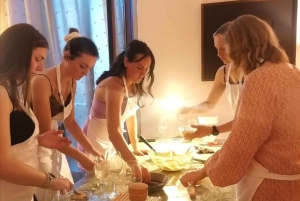 Cours de cuisine en petit groupe dans une maison milanaise typique