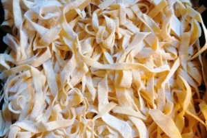 Cours de cuisine en petit groupe dans une maison milanaise typique