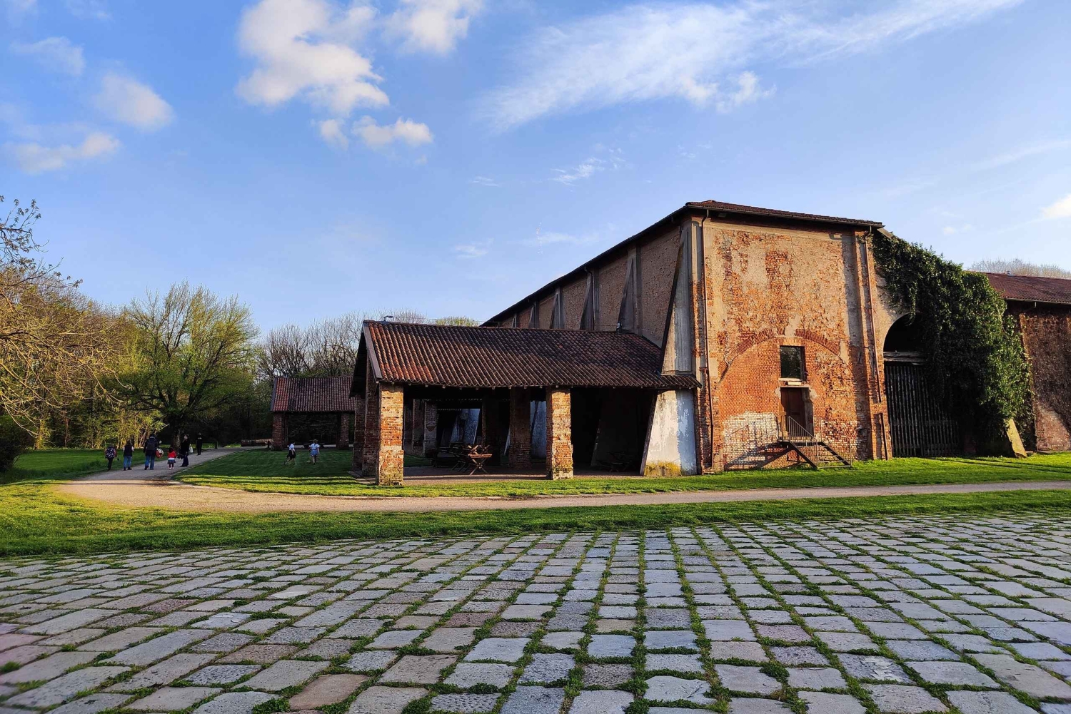 Trekking no bosque com piquenique no lago das tartarugas