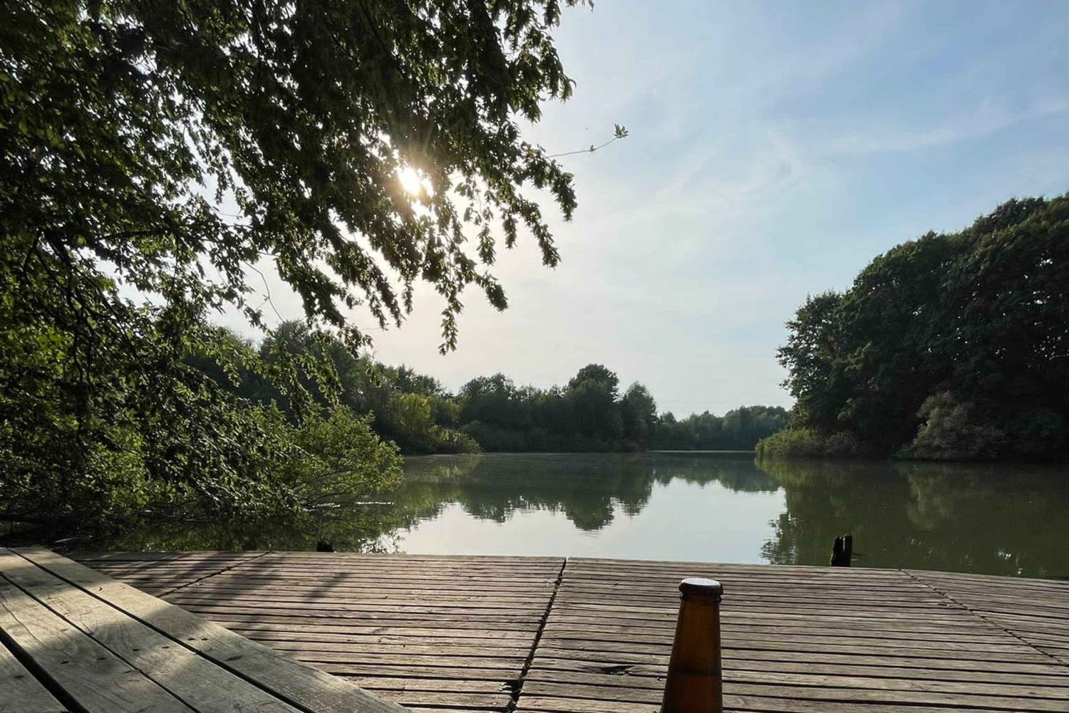 Trekking no bosque com piquenique no lago das tartarugas