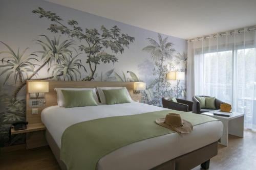 <p>Hotel Chambord</p>
